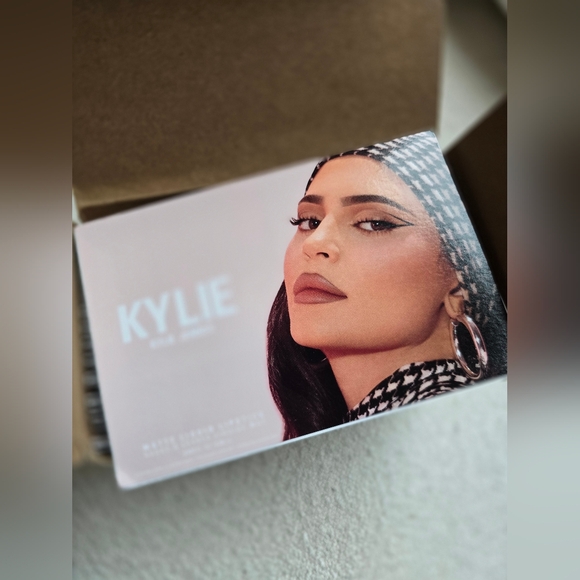 NEW! BOX of 25! Kylie Cosmetics Matte Lip Sample, Koko (Small Brush Included) - Picture 1 of 3